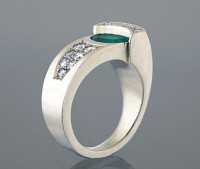 nur1_Ring_schneeweiß_smaragd_oval_facettiert