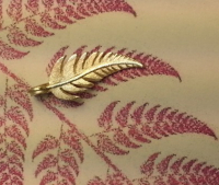 nur1_anhaenger_gold_farnblatt