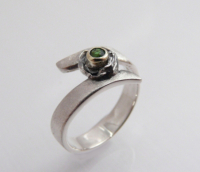 nur1_antragsring_silber_smaragd_rosenblütenrand