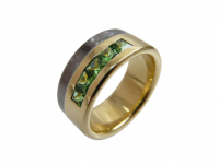 nur1_gedt_750gelb_gold_ring_tsavorith_carree_form