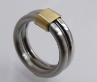 nur1_partnerring_stahl_goldschlaufe