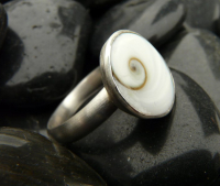 nur1_silberring_muschel_schneckenform