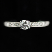 Juwelier-Range-Kassel-Verlobungsring-Brillant-Krappenfassung-oben-2020-01