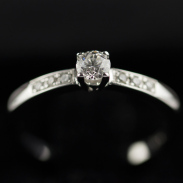Juwelier-Range-Kassel-Verlobungsring-Brillant-Krappenfassung-schraeg-2020-01