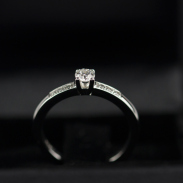 Juwelier-Range-Kassel-Verlobungsring-Brillant-Krappenfassung-seite-2020-01