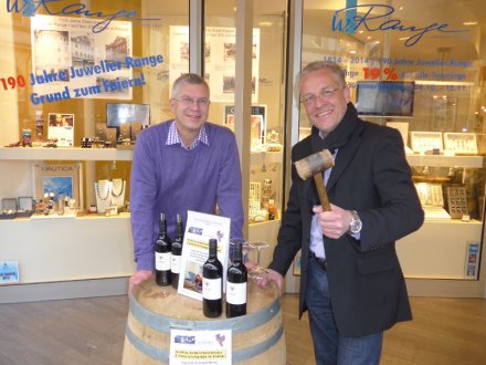 Dr. Bernd Herrmann und Bernd Range bei der Weinauktion im Eingang von Juwelier Range