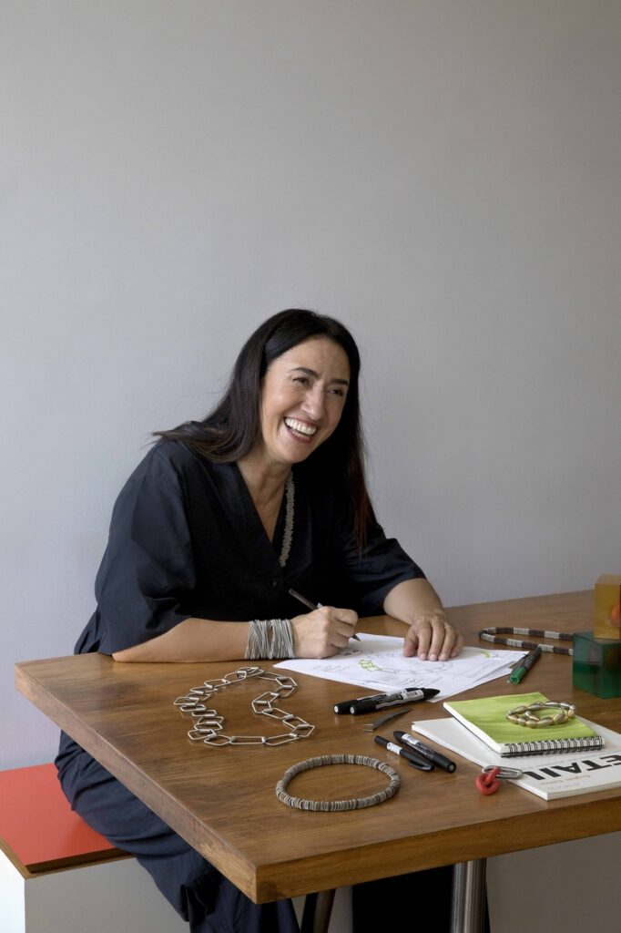 Portrait Designerin am Tisch mit Schmuckarbeit