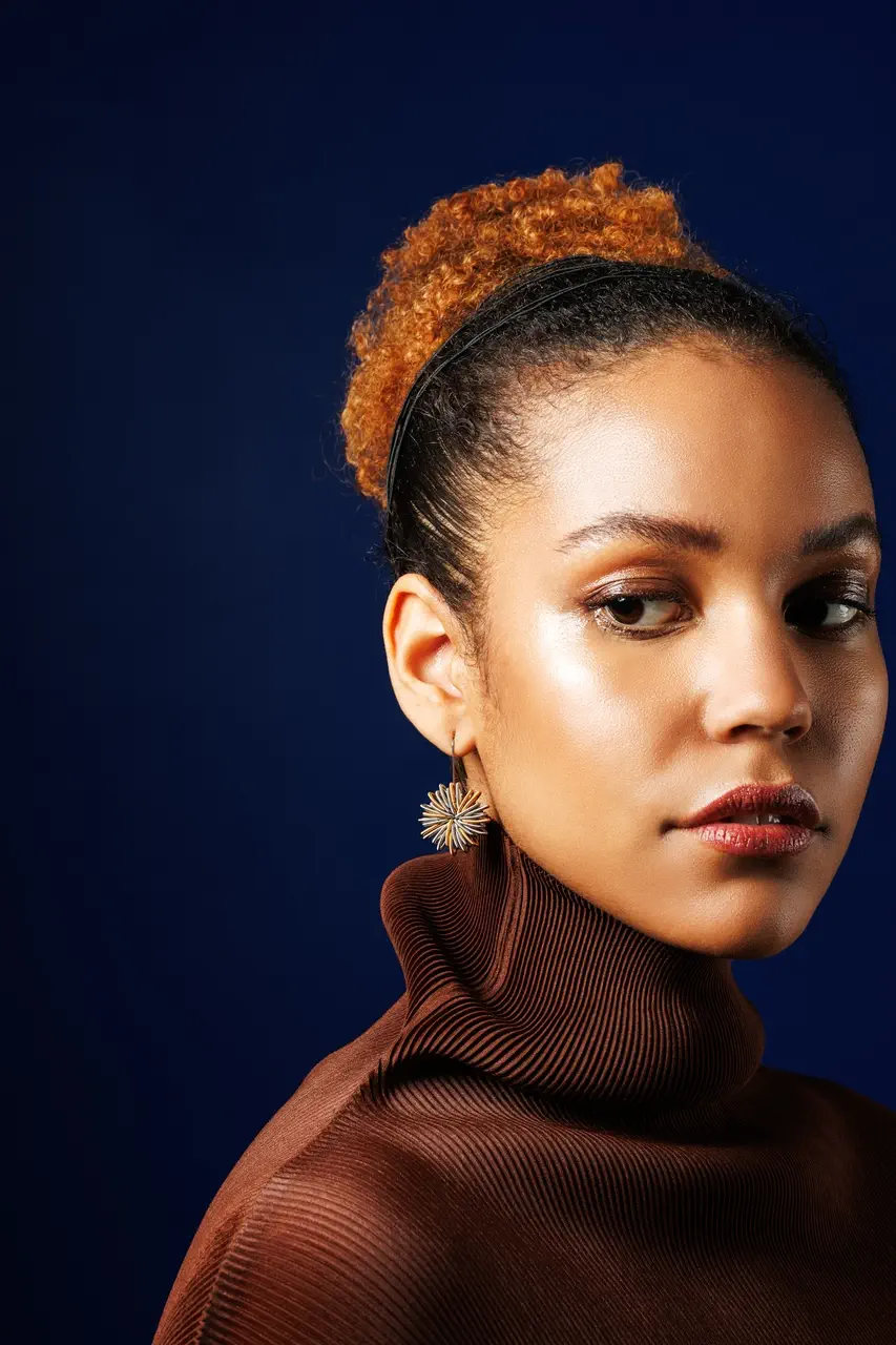 La Mollla Model mit Ohrring und rotem Kleid